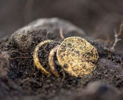 Но шведском острове нашли золотые кольца и римскую монету