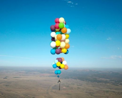 Британец пролетел 25 километров на стуле, привязанном к сотне воздушных шаров
