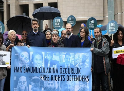 Tahliye olan hak savunucuları cezaevinden çıktı