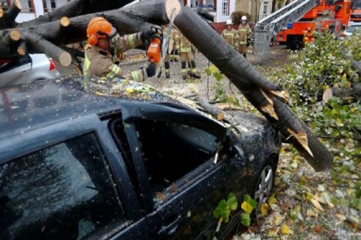 Ураган в Европе унес жизни шести человек
