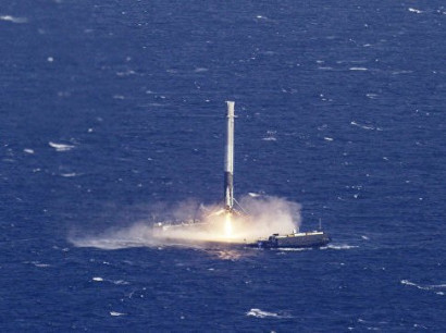Ракета Falcon 9 загорелась после приземления