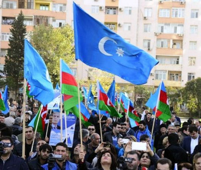 "Мусават" проводит несанкционированную акцию в центре Баку