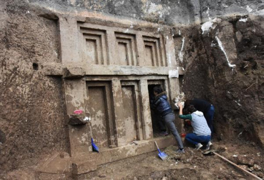 Անթալիայի բնակիչն իր տան բակում 2400-ամյա դամբարան է հայտնաբերել