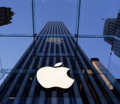 Apple market cap closes above $900 billion