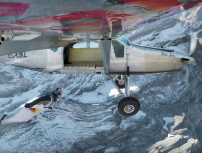 Двое французов прыгнули с 4000-метровой горы и влетели в дверь движущегося самолета