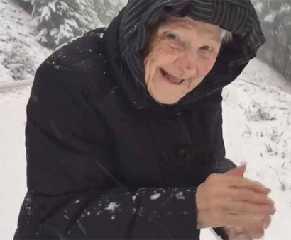 Գնահատել է պետք կյանքի ամեն մի վայրկյանը. ինչպես է 101-ամյա կինն ուրախանում տեղացող ձյամբ