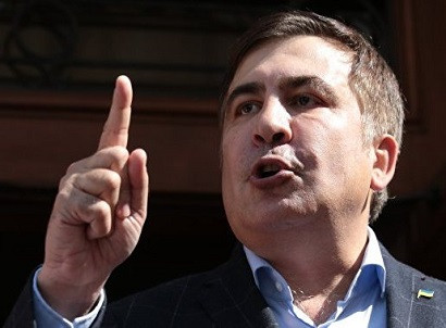 Саакашвили пригрозил спрыгнуть с крыши во время обыска в его квартире