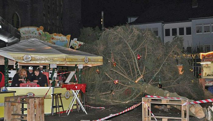В Германии рождественская ель рухнула на ярмарочную площадь