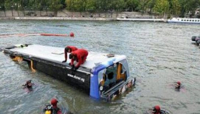 В Индии автобус упал в реку. есть погибшие