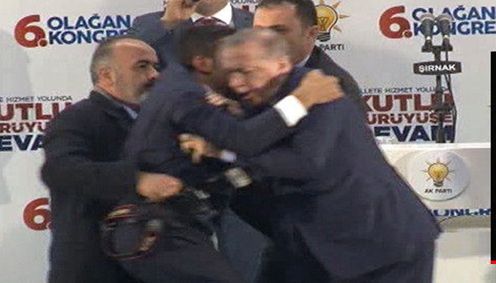 Erdoğan'ı korkuttu! Sahneye bir anda atladı ve