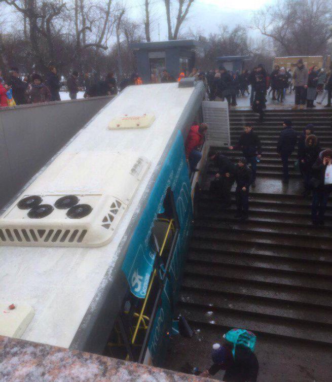 В Москве автобус заехал в подземный переход. Четыре человека погибли, 15 пострадали