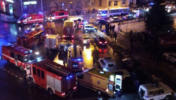 Опубликовано фото и видео с места взрыва в "Перекрёстке" в Санкт-Петербурге