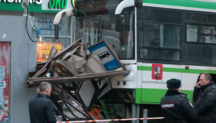 Названа причина аварии с автобусом на остановке в Москве