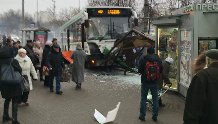 Автобус въехал в остановку с людьми в Москве, есть жертвы