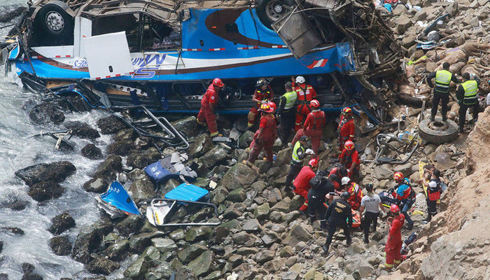 Peru'da otobüs uçuruma yuvarlandı! Onlarca ölü...