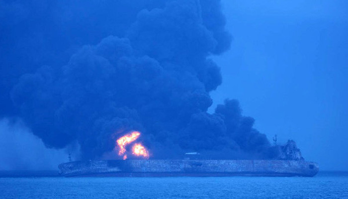 СМИ сообщили об угрозе взрыва на горящем у побережья Китая танкере
