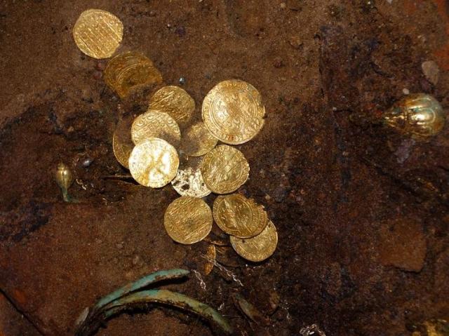 Լեհական տաճարի հատակի տակ ոսկեդրամների ու ոսկյա իրերի թանկարժեք գանձ է հայտնաբերվել