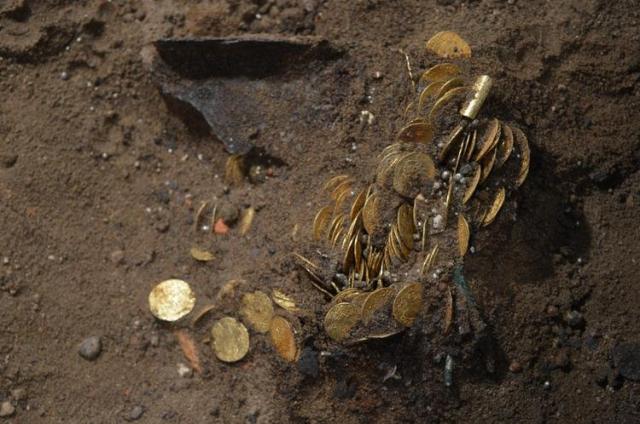 Լեհական տաճարի հատակի տակ ոսկեդրամների ու ոսկյա իրերի թանկարժեք գանձ է հայտնաբերվել