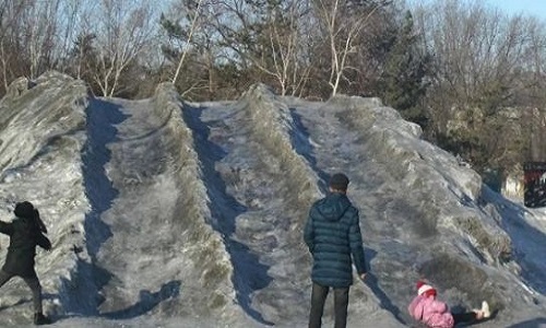 Экологи проверят "черный" снег, выпавший в казахстанском Темиртау