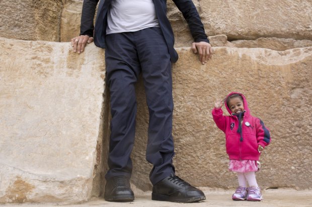 The world’s tallest man met the world’s smallest woman next to a pyramid