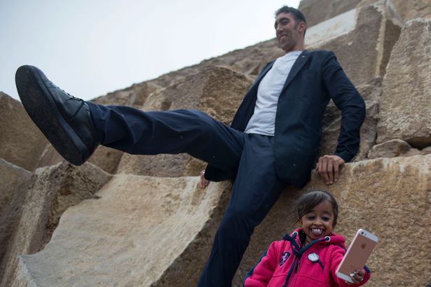 The world’s tallest man met the world’s smallest woman next to a pyramid