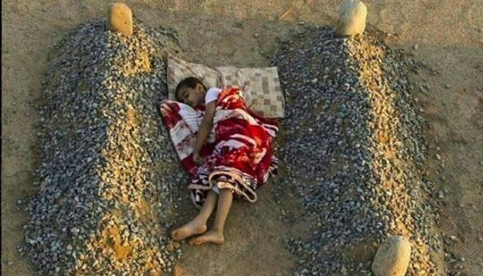 A famous photo is a fake: Syrian boy mourning on grave of his parents.