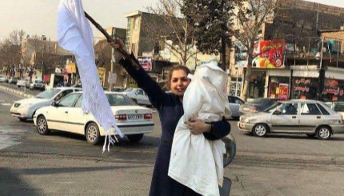 В Иране арестовали 29 женщин, протестующих против ношения хиджабов