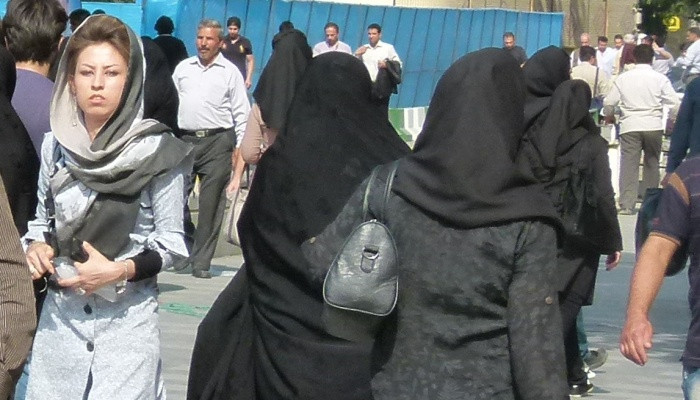 В Иране женщинам посоветовали целовать ноги мужей-насильников