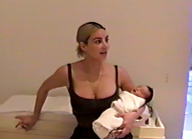 Ким Кардашьян впервые показала новорожденную дочь Чикаго