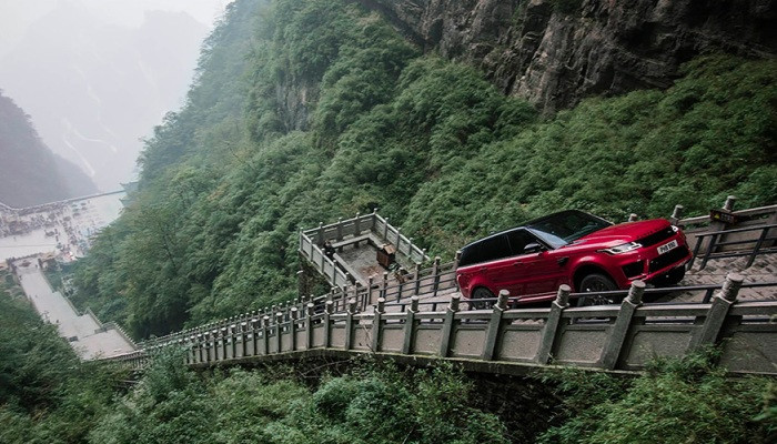 Range Rover преодолел 999 ступенек по пути в «Небесные врата»