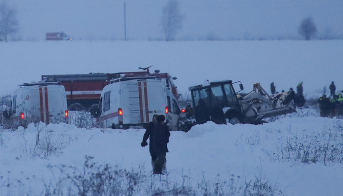 Russia Saratov crash: Investigators comb crash site near Moscow