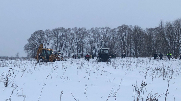 Russia Saratov crash: Investigators comb crash site near Moscow
