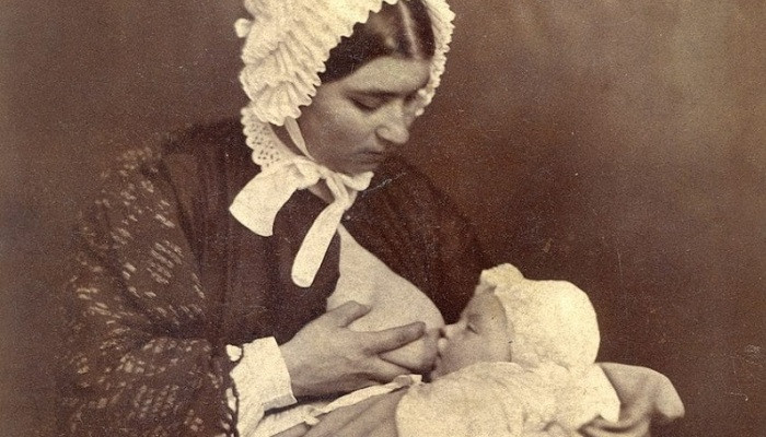 Женщины XIX века открыто кормили детей на публике, пока это не стало табу.