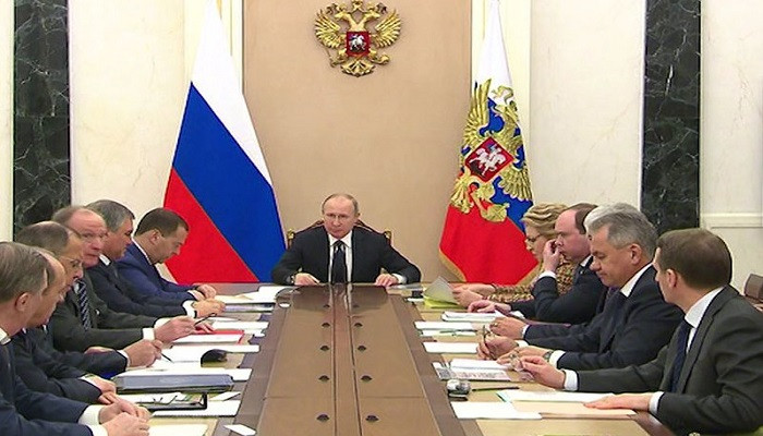 Путин обсудил с Совбезом кризис в российско-британских отношениях