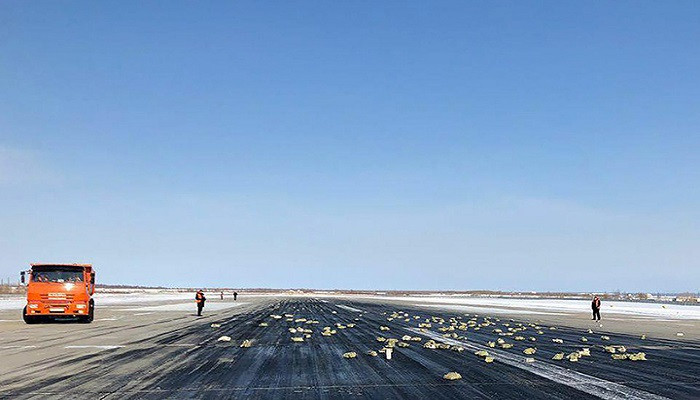 В Якутске самолет растерял несколько тонн золота при взлете