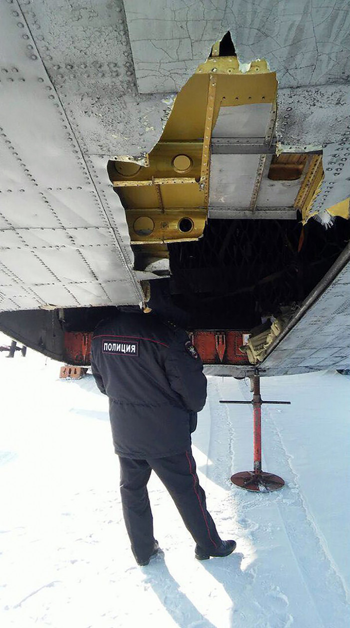 В Якутске самолет растерял несколько тонн золота при взлете