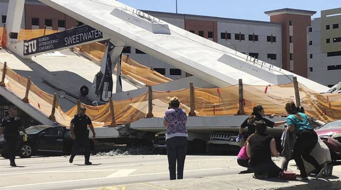В Майами рухнул пешеходный мост