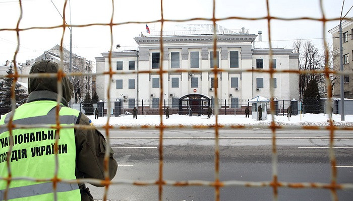 Полиция заблокировала избирательные участки в посольствах РФ в Одессе и Киеве
