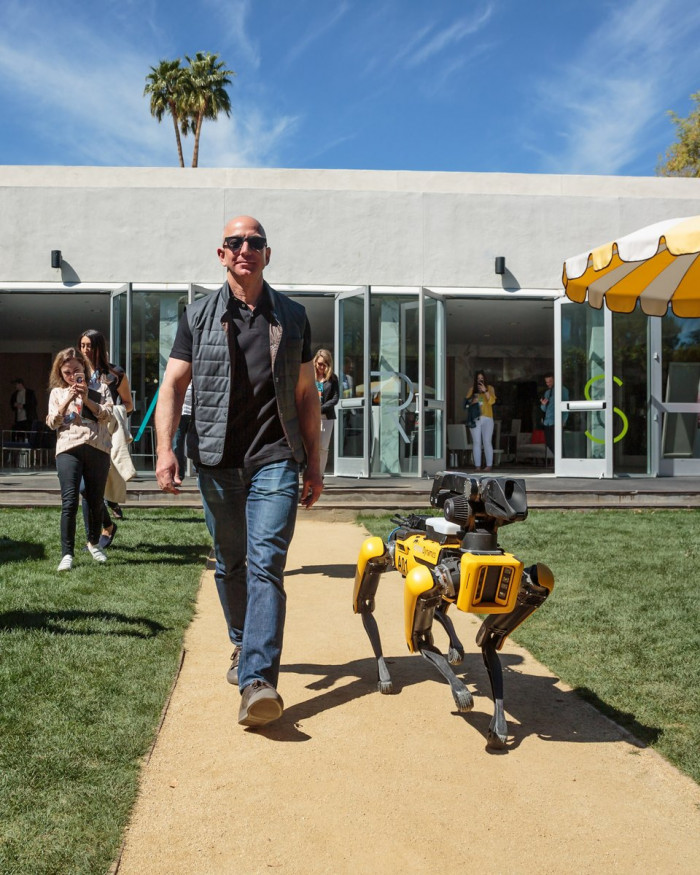 Աշխարհի ամենահարուստ մարդը զբոսանքի է դուրս եկել իր ռոբոտ-շան հետ