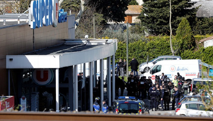 Скончался полицейский, обменявший себя на заложника при теракте во Франции
