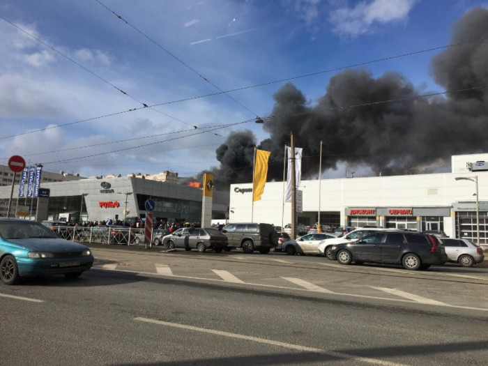 Автодилер "Рольф" подтвердил, что в Петербурге горит один из его салонов