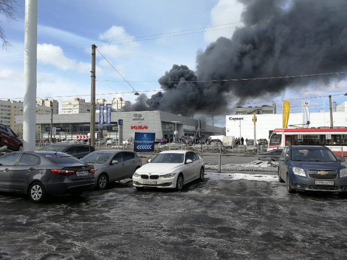 Автодилер "Рольф" подтвердил, что в Петербурге горит один из его салонов