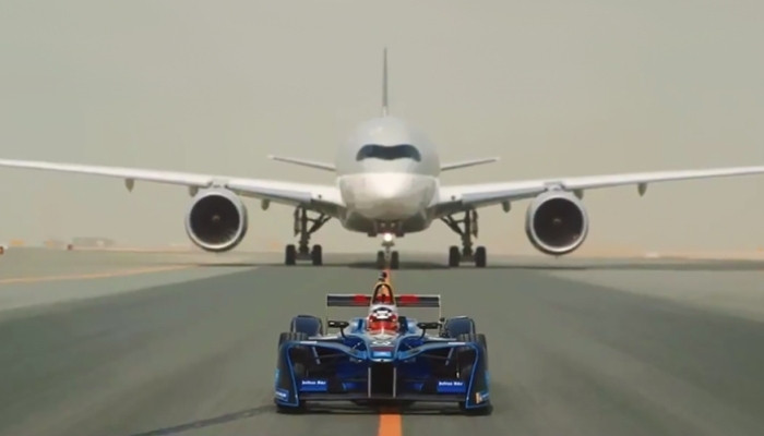 Гонку болида Формулы-E с двумя самолетами показали на видео