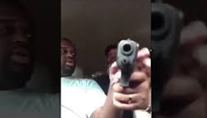 Facebook-ի ուղիղ եթերում աղջիկը պատահաբար կրակել է տղայի գլխին (տեսանյութ)