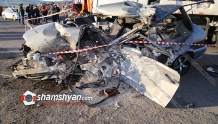 Ողբերգական ավտովթար Արարատի մարզում. 28-ամյա վարորդը 08-ով մխրճվել է КамАЗ-ի մեջ. մահացածի դին ավտոմեքենայից դուրս են բերել փրկարարները. կա վիրավոր