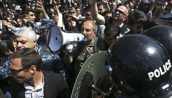 В Ереване oколо 40 000 протестующих попытались заблокировать административные здания и сорвать голосование