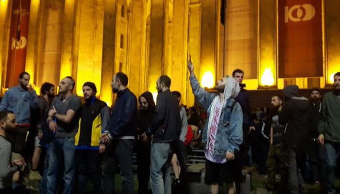 В Тбилиси после обысков в ночных клубах прошли протесты 
