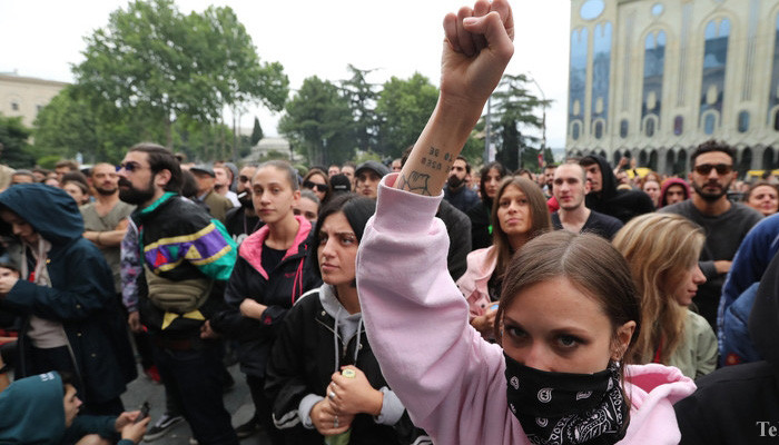 Премьер Грузии призвал участников акции протеста воздержаться от насилия