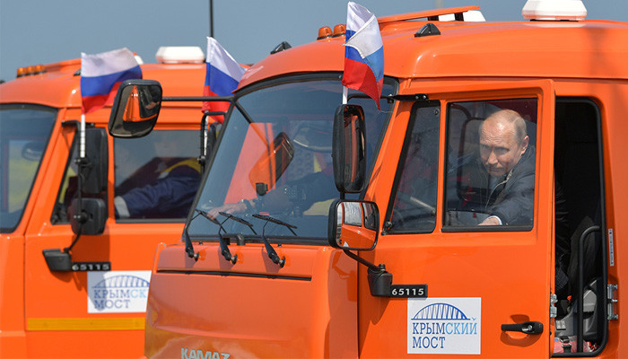 Песков назвал безумием статью Washington Examiner с призывами взорвать Крымский мост
