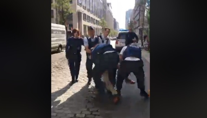 Բելգիայում ՀՀ դեսպանատան աշխատակիցներն իրենց խաղաղ պահանջը ներկայացնող հայերի դեմ ոստիկանություն են կանչել, որոնք էլ բռնի ուժ են կիրառել